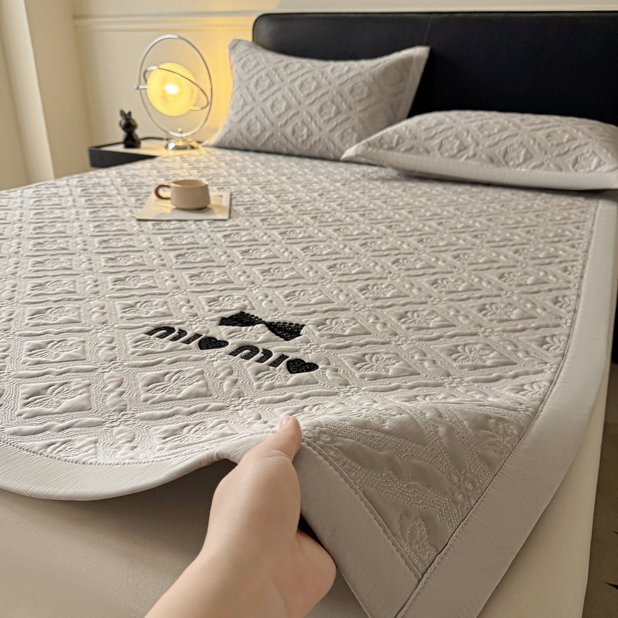 91家纺网 家纺一手货源 找家纺 玉相逢 2026新款立体刺绣乙纶夏凉凉席-蝶韵-床席款 蝶韵 冰浅灰