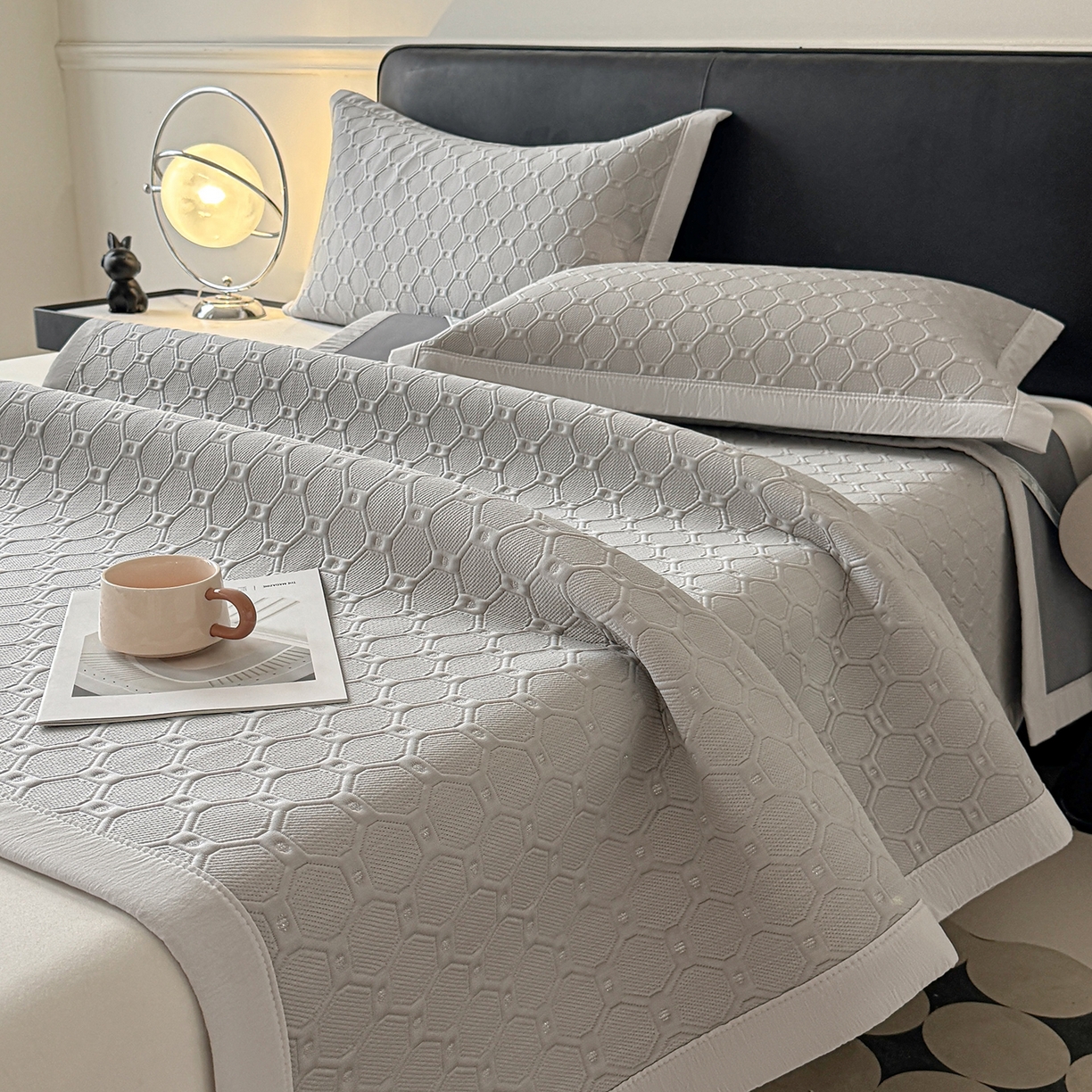 91家纺网 家纺一手货源 找家纺 玉相逢 2026新款立体刺绣乙纶夏凉凉席-蝶韵-床席款 菱格  冰浅灰