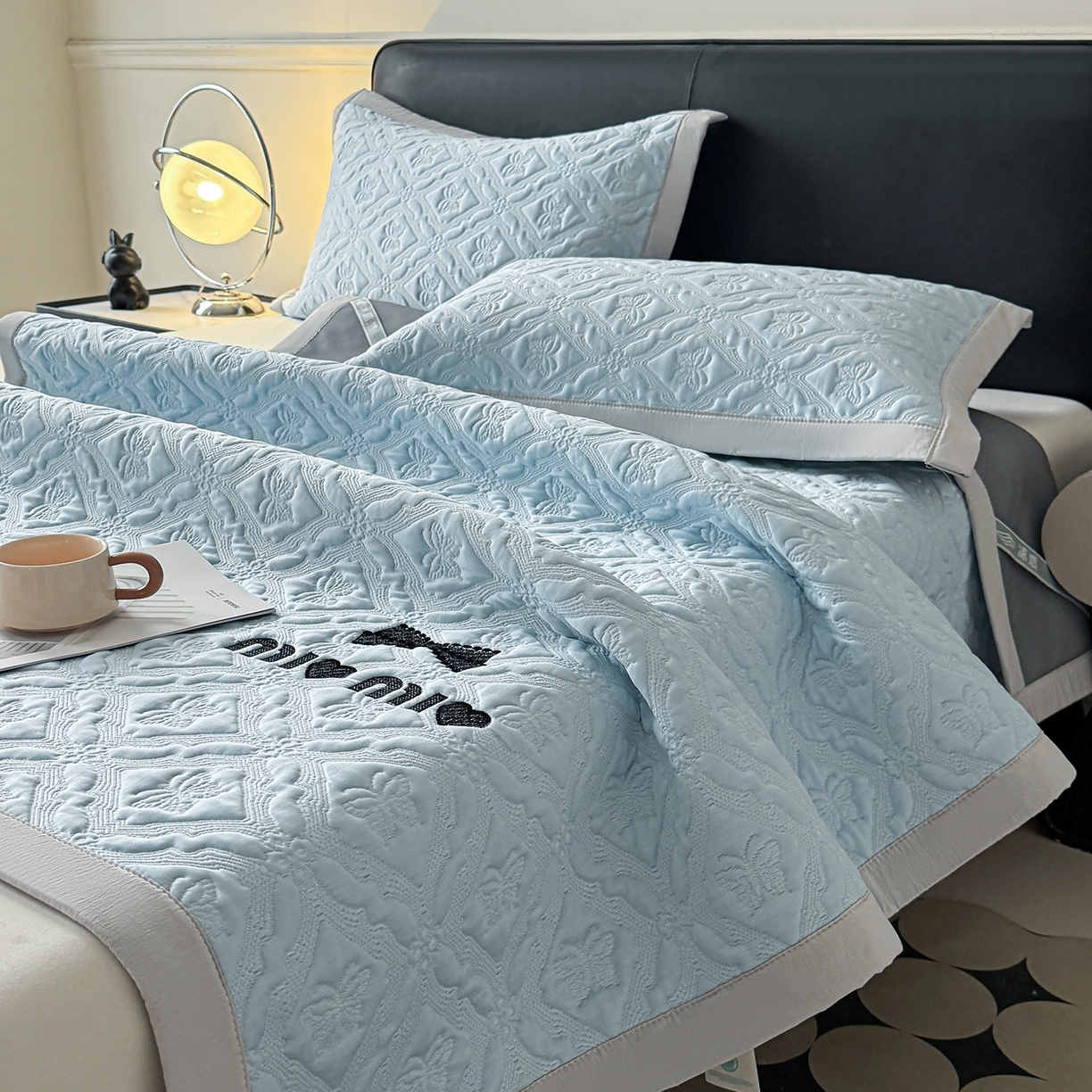 91家纺网 家纺一手货源 找家纺 玉相逢 2026新款立体刺绣乙纶夏凉凉席-蝶韵-床席款 蝶韵 冰雾蓝