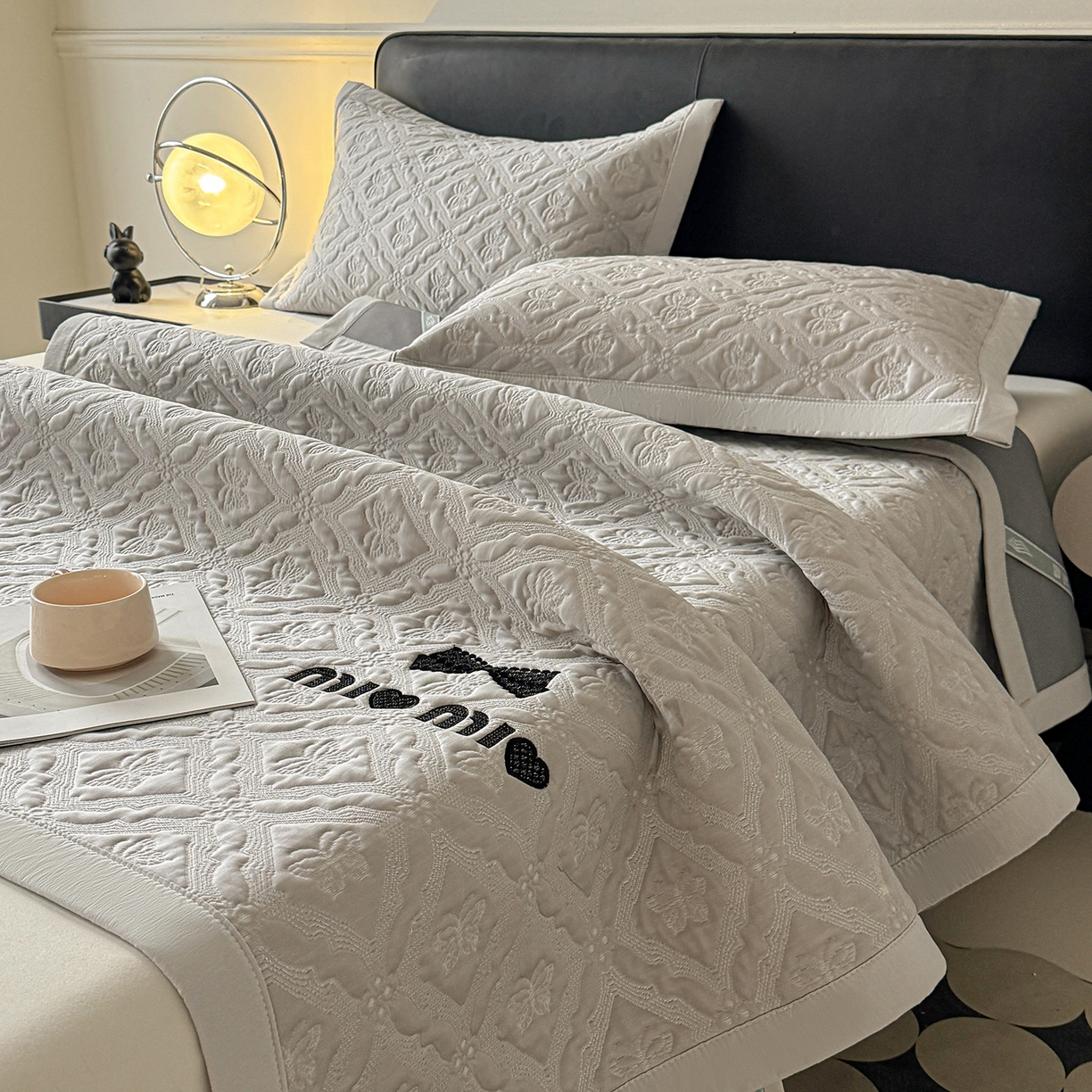 91家纺网 家纺一手货源 找家纺 玉相逢 2026新款立体刺绣乙纶夏凉凉席-蝶韵-床席款 蝶韵 冰浅灰