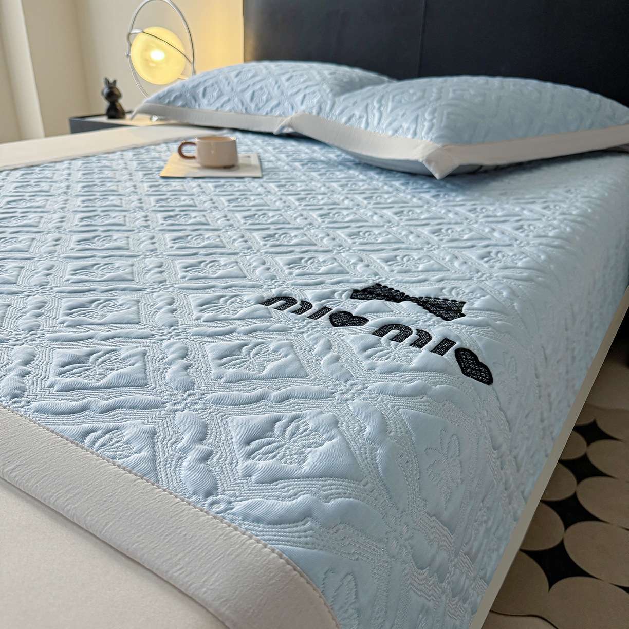 91家纺网 家纺一手货源 找家纺 玉相逢 2026新款立体刺绣乙纶夏凉凉席-蝶韵-床席款 蝶韵 冰雾蓝