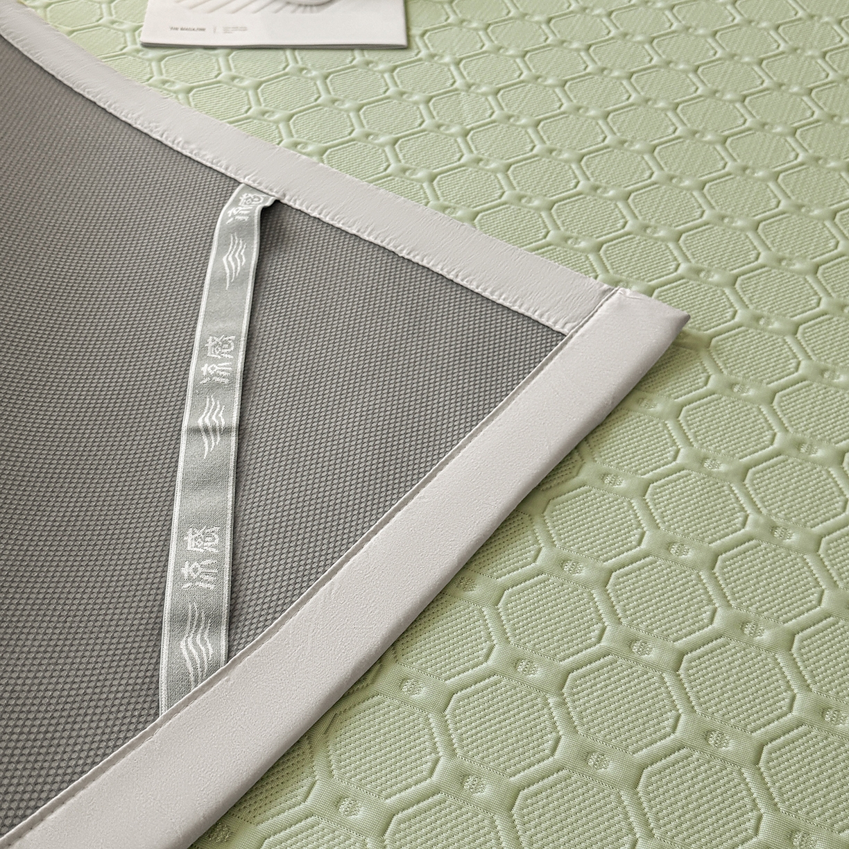 91家纺网 家纺一手货源 找家纺 玉相逢 2026新款立体刺绣乙纶夏凉凉席-蝶韵-床席款 菱格  冰清绿