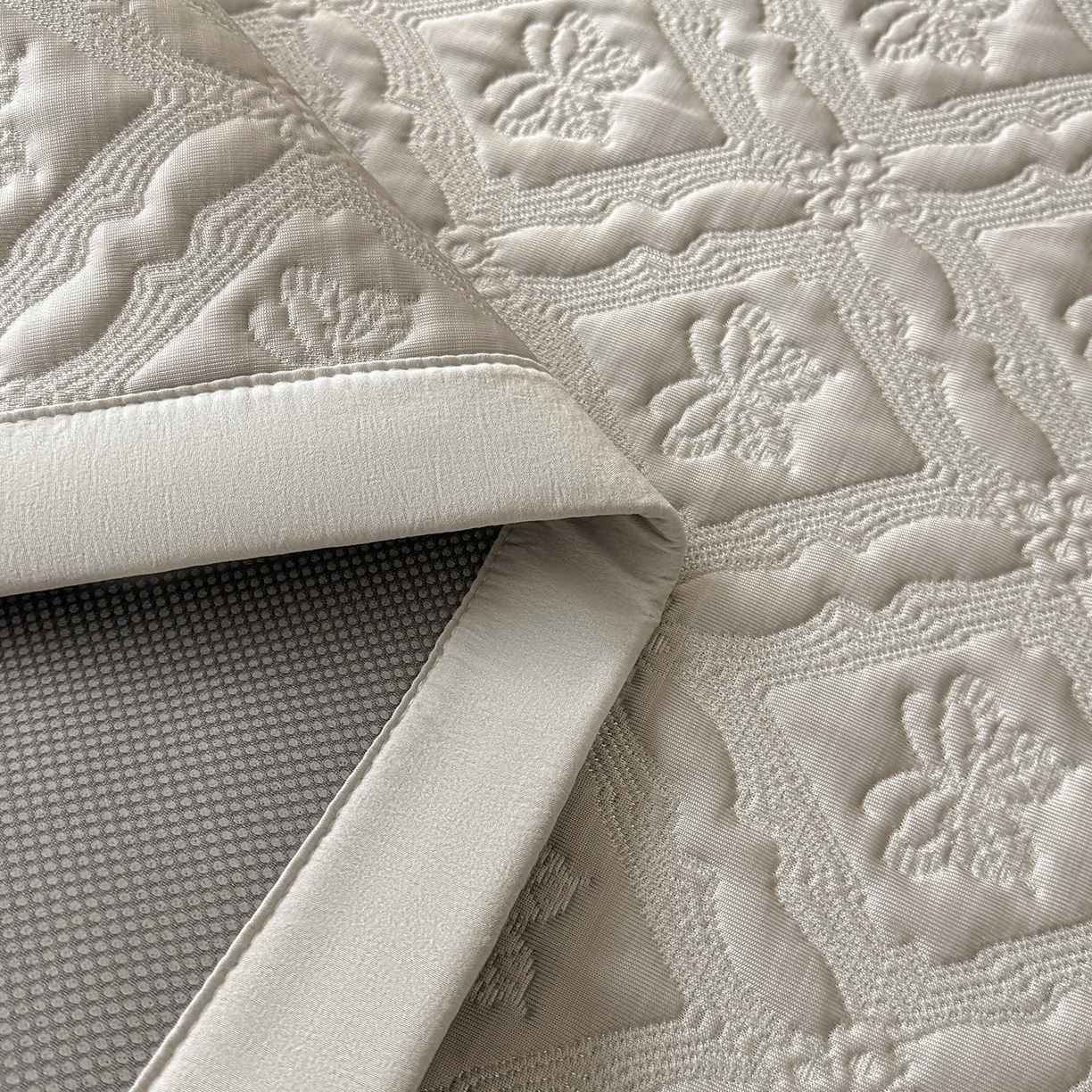 91家纺网 家纺一手货源 找家纺 玉相逢 2026新款立体刺绣乙纶夏凉凉席-蝶韵-床席款 蝶韵 冰浅灰