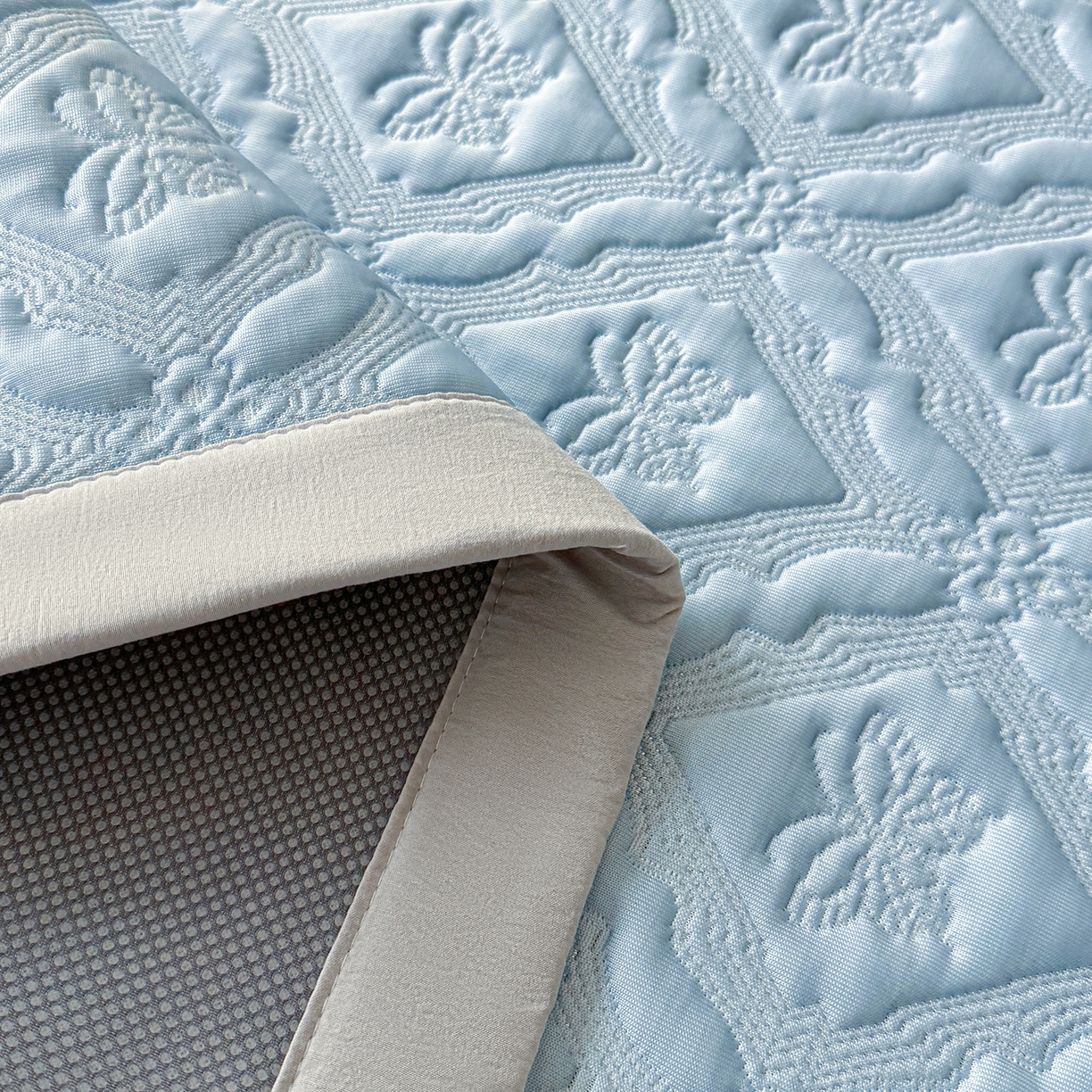 91家纺网 家纺一手货源 找家纺 玉相逢 2026新款立体刺绣乙纶夏凉凉席-蝶韵-床席款 蝶韵 冰雾蓝