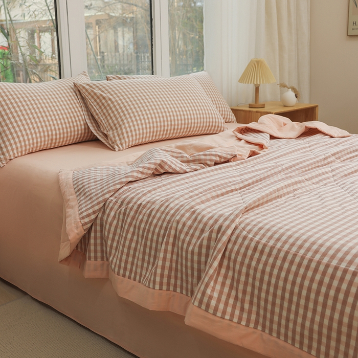 91家纺网 家纺一手货源 找家纺 柠萌家居 2026新款全棉色织水洗棉棉花夏被四件套里外全棉空调被 夏凉被被子被芯 蜜粉小格