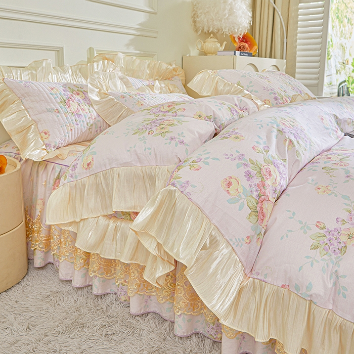 91家纺网 家纺一手货源 找家纺 宜凡家纺 2026新款全棉印花法式夹棉床裙四件套 春日微光