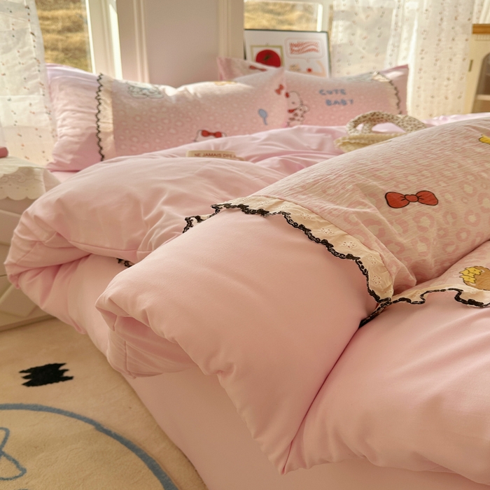 91家纺网 家纺一手货源 找家纺 贝凯瑞 2026新款小花边水洗棉绣花ins小清新床单床裙床笠四件套 哈喽猫咪