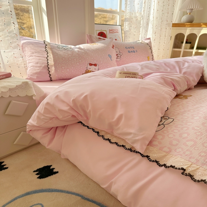 91家纺网 家纺一手货源 找家纺 贝凯瑞 2026新款小花边水洗棉绣花ins小清新床单床裙床笠四件套 哈喽猫咪