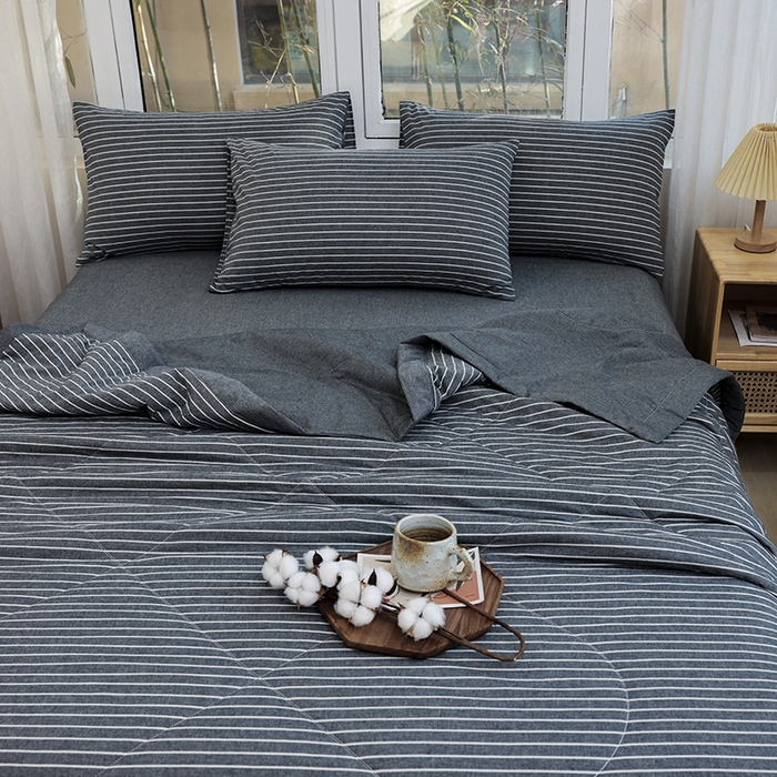 91家纺网 家纺一手货源 找家纺 柠萌家居 2026新款全棉色织水洗棉棉花夏被四件套里外全棉空调被 夏凉被被子被芯 中条纹深灰
