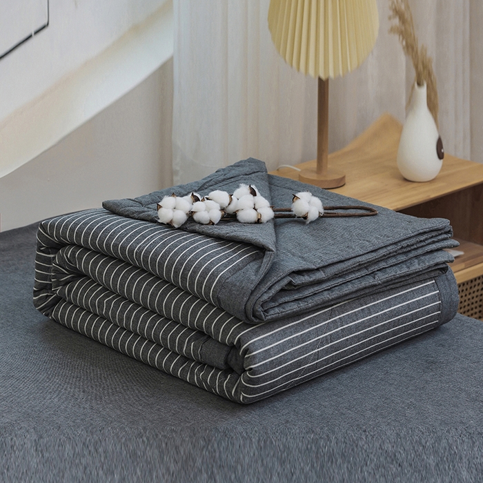 91家纺网 家纺一手货源 找家纺 柠萌家居 2026新款全棉色织水洗棉棉花夏被四件套里外全棉空调被 夏凉被被子被芯 中条纹深灰
