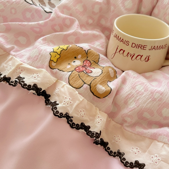 91家纺网 家纺一手货源 找家纺 贝凯瑞 2026新款小花边水洗棉绣花ins小清新床单床裙床笠四件套 哈喽猫咪