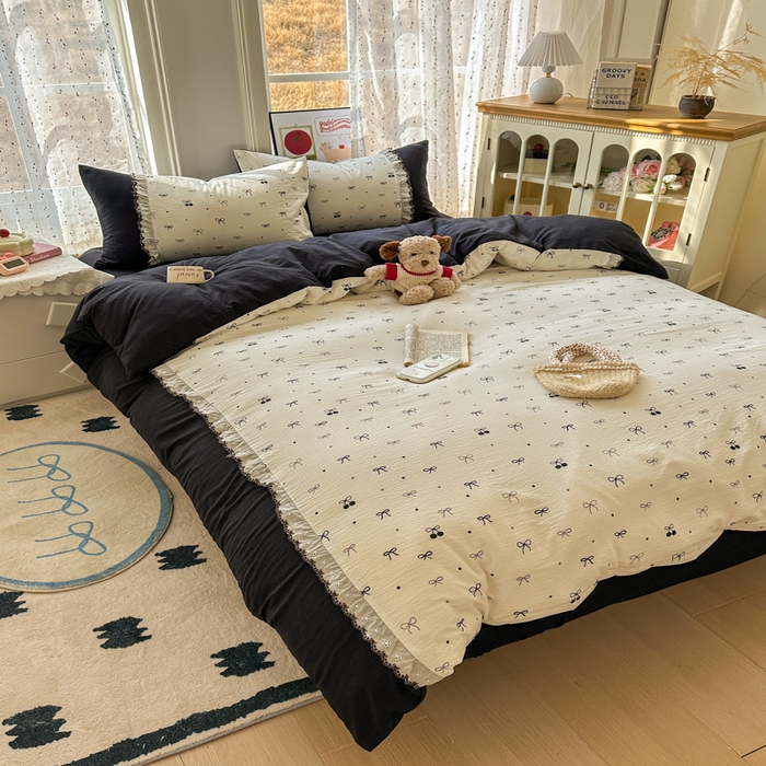 91家纺网 家纺一手货源 找家纺 贝凯瑞 2026新款小花边水洗棉绣花ins小清新床单床裙床笠四件套 黑樱梦境