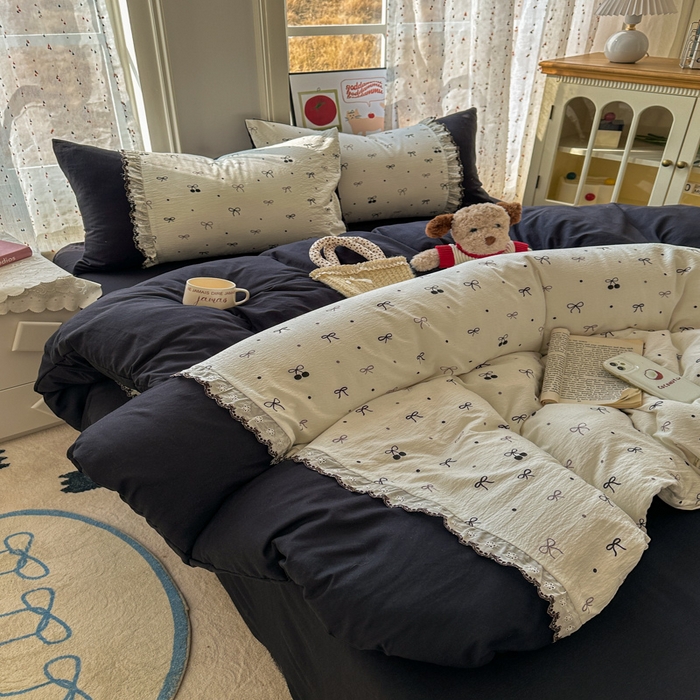 91家纺网 家纺一手货源 找家纺 贝凯瑞 2026新款小花边水洗棉绣花ins小清新床单床裙床笠四件套 黑樱梦境