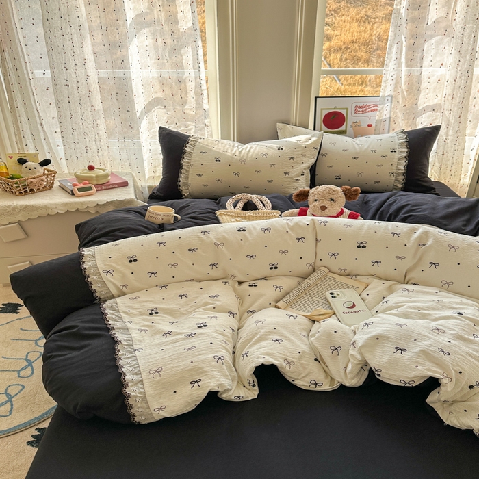 91家纺网 家纺一手货源 找家纺 贝凯瑞 2026新款小花边水洗棉绣花ins小清新床单床裙床笠四件套 黑樱梦境