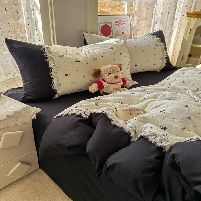 91家纺网 家纺一手货源 找家纺 贝凯瑞 2026新款小花边水洗棉绣花ins小清新床单床裙床笠四件套 黑樱梦境