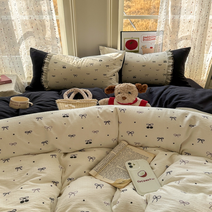 91家纺网 家纺一手货源 找家纺 贝凯瑞 2026新款小花边水洗棉绣花ins小清新床单床裙床笠四件套 黑樱梦境