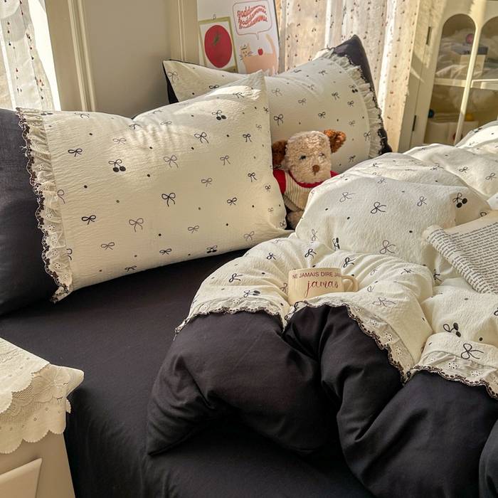 91家纺网 家纺一手货源 找家纺 贝凯瑞 2026新款小花边水洗棉绣花ins小清新床单床裙床笠四件套 黑樱梦境