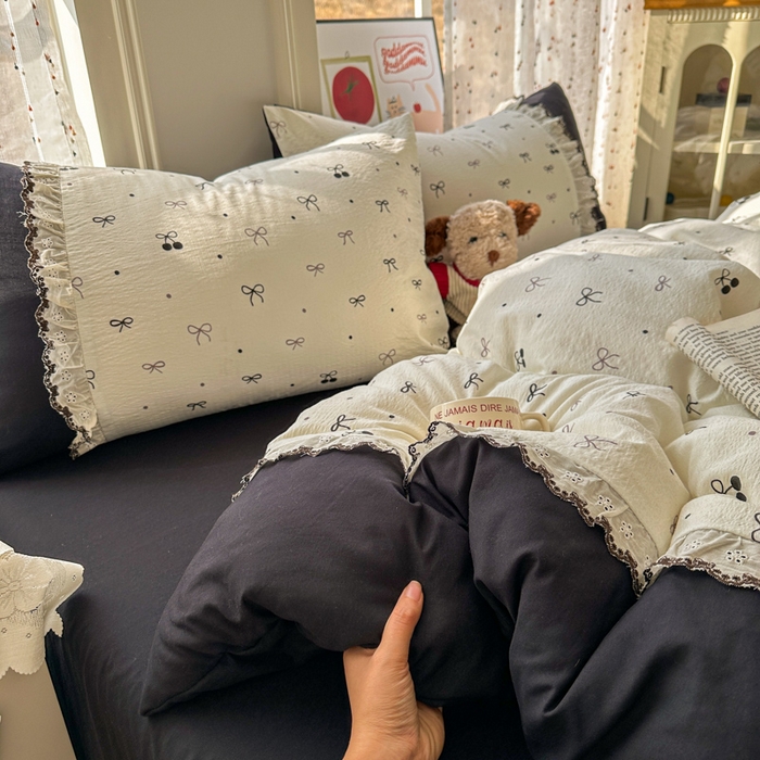 91家纺网 家纺一手货源 找家纺 贝凯瑞 2026新款小花边水洗棉绣花ins小清新床单床裙床笠四件套 黑樱梦境