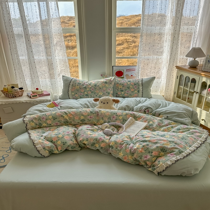 91家纺网 家纺一手货源 找家纺 贝凯瑞 2026新款小花边水洗棉绣花ins小清新床单床裙床笠四件套 浅若花落