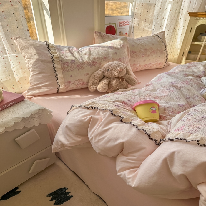 91家纺网 家纺一手货源 找家纺 贝凯瑞 2026新款小花边水洗棉绣花ins小清新床单床裙床笠四件套 西西莉亚