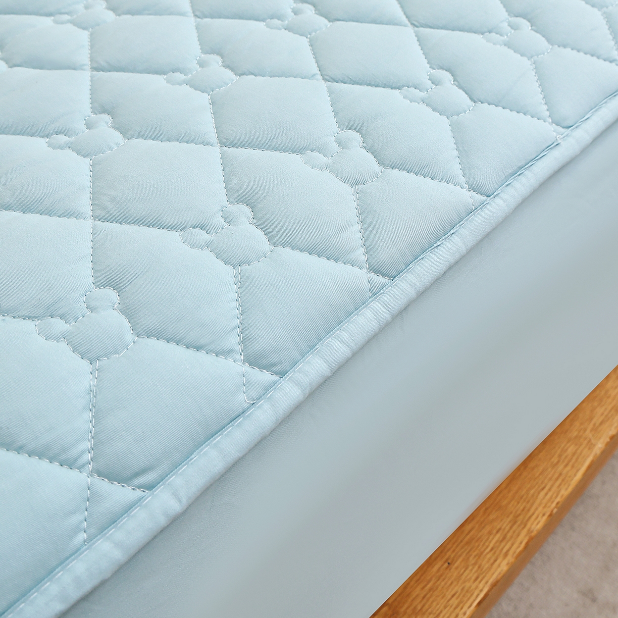 91家纺网 家纺一手货源 找家纺 彩亿家纺 2026新款亲肤柔软13372纯棉床笠三件套床垫保护套-小熊 小熊-丹青蓝