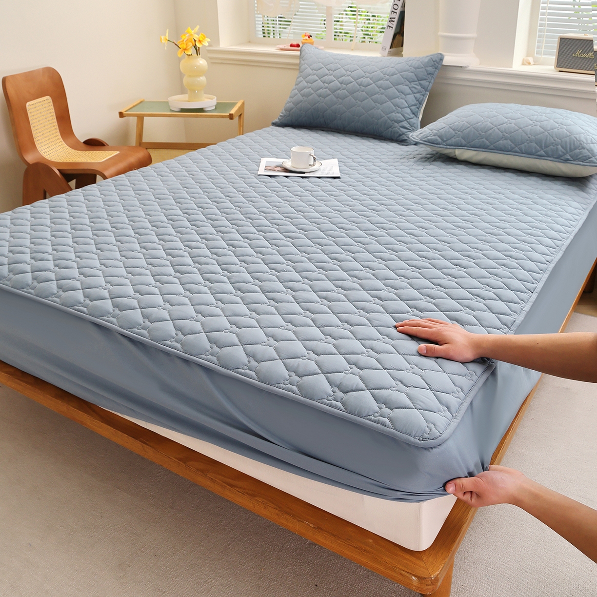 91家纺网 家纺一手货源 找家纺 彩亿家纺 2026新款亲肤柔软13372纯棉床笠三件套床垫保护套-小熊 小熊-蓝灰