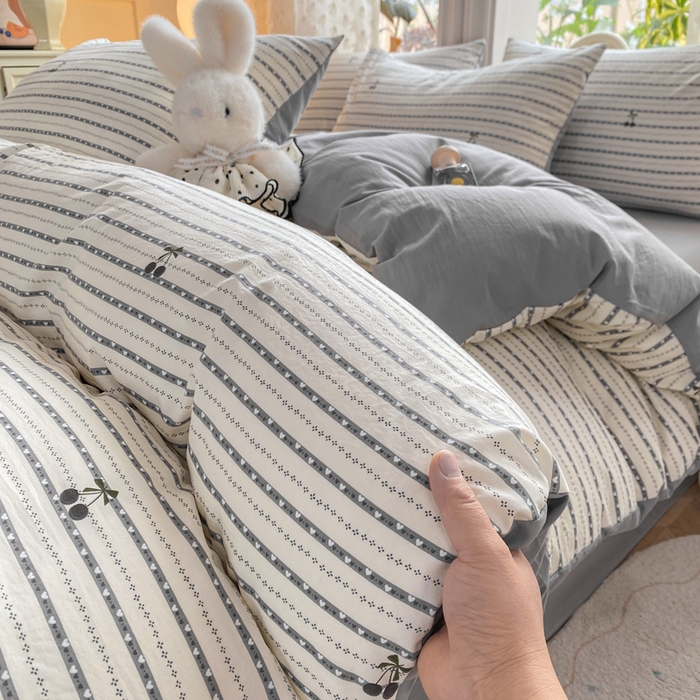 91家纺网 家纺一手货源 找家纺 豫见家纺 2026新款古法水洗仿棉云感纱四件套 灰条樱桃