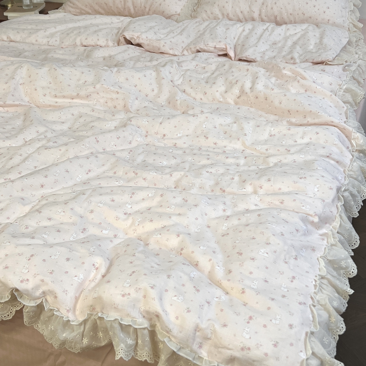 91家纺网 家纺一手货源 找家纺 （总）荣轩家居 2026新款韩式浪漫花边工艺款全棉纯棉双层纱四件套（铺床版）