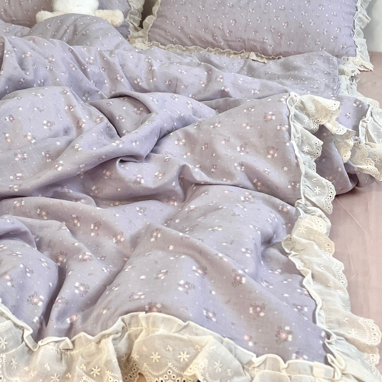 91家纺网 家纺一手货源 找家纺 荣轩家居 2026新款韩式浪漫花边工艺款全棉纯棉双层纱四件套（铺床版） 粉黛