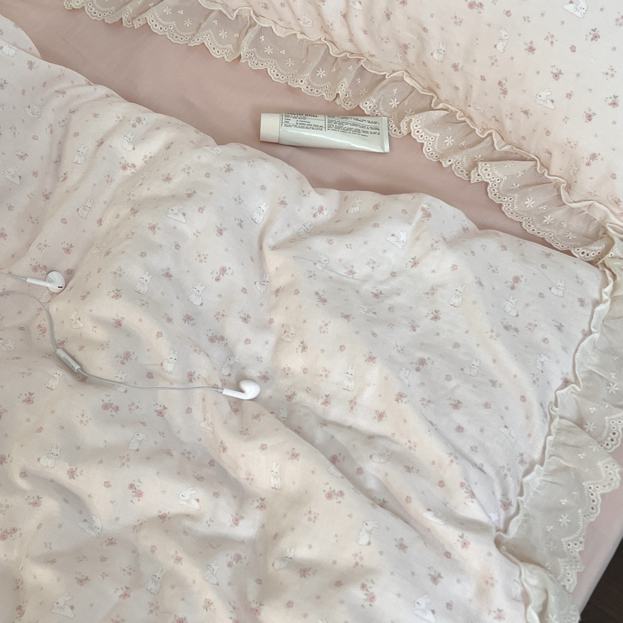 91家纺网 家纺一手货源 找家纺 荣轩家居 2026新款韩式浪漫花边工艺款全棉纯棉双层纱四件套（铺床版） 絮语