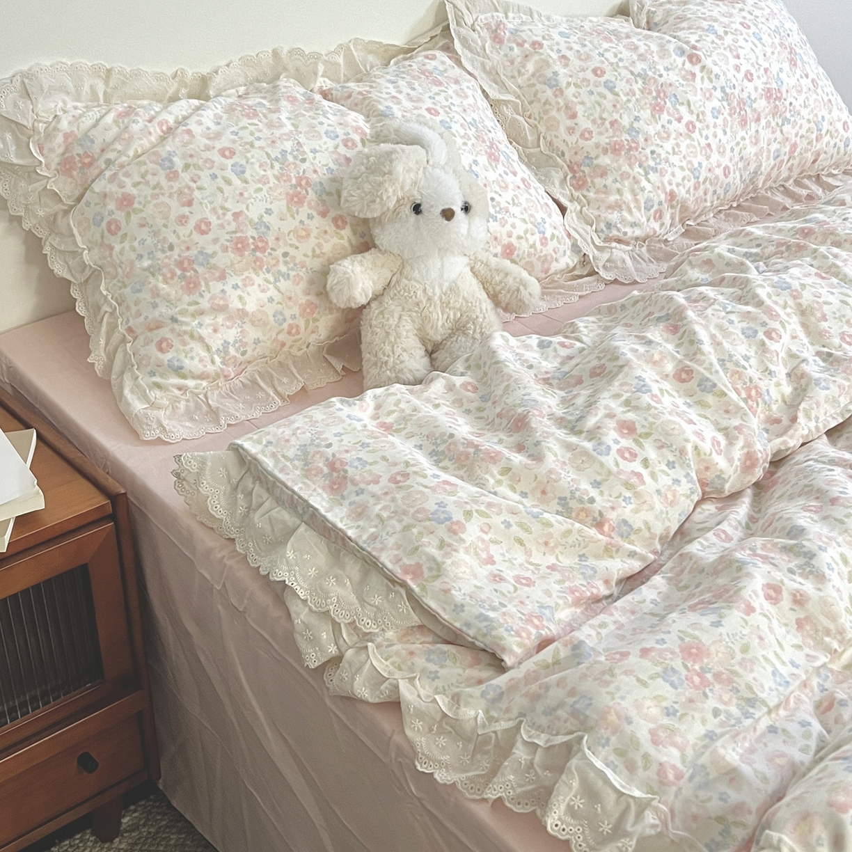 91家纺网 家纺一手货源 找家纺 荣轩家居 2026新款韩式浪漫花边工艺款全棉纯棉双层纱四件套（铺床版） 花喃