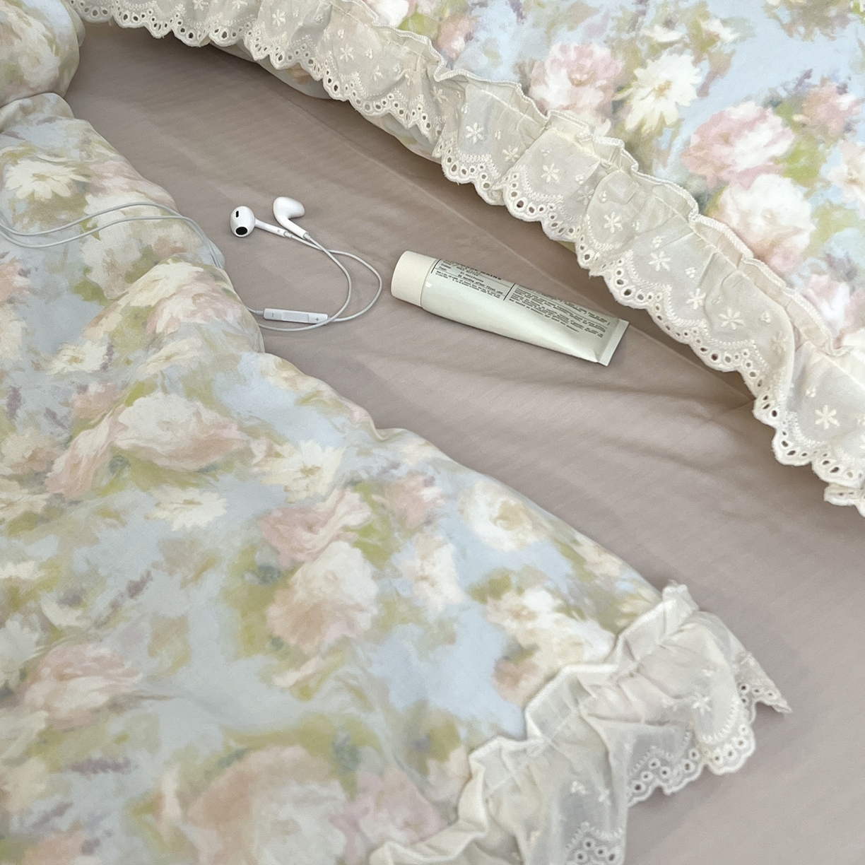 91家纺网 家纺一手货源 找家纺 荣轩家居 2026新款韩式浪漫花边工艺款全棉纯棉双层纱四件套（铺床版） 海棠听风