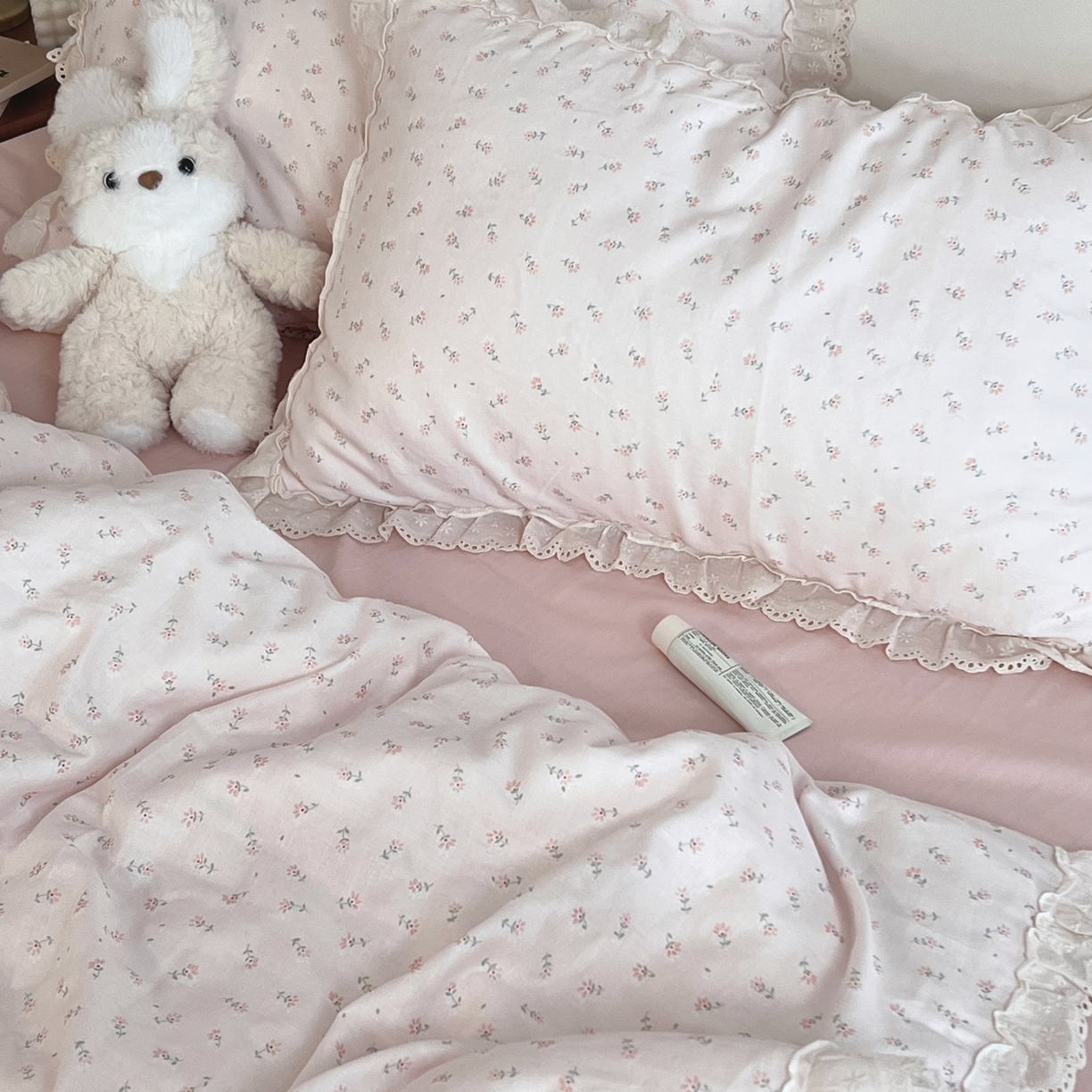 91家纺网 家纺一手货源 找家纺 荣轩家居 2026新款韩式浪漫花边工艺款全棉纯棉双层纱四件套（铺床版） 芳菲粉