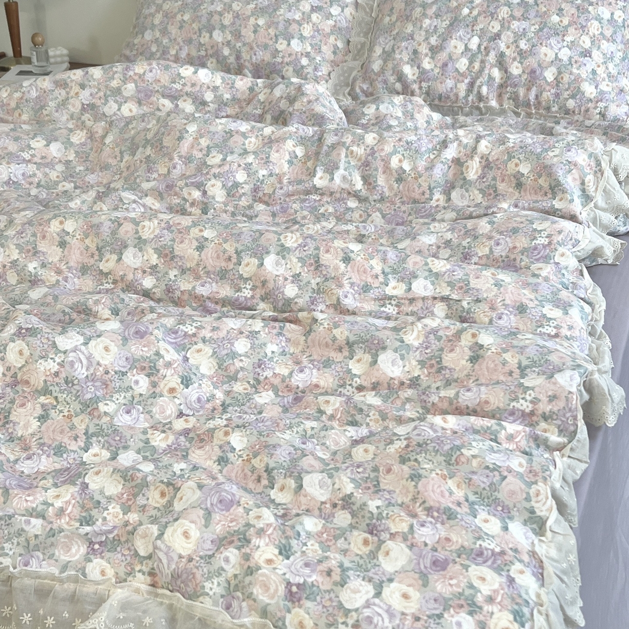 91家纺网 家纺一手货源 找家纺 荣轩家居 2026新款韩式浪漫花边工艺款全棉纯棉双层纱四件套（铺床版） 伴花眠