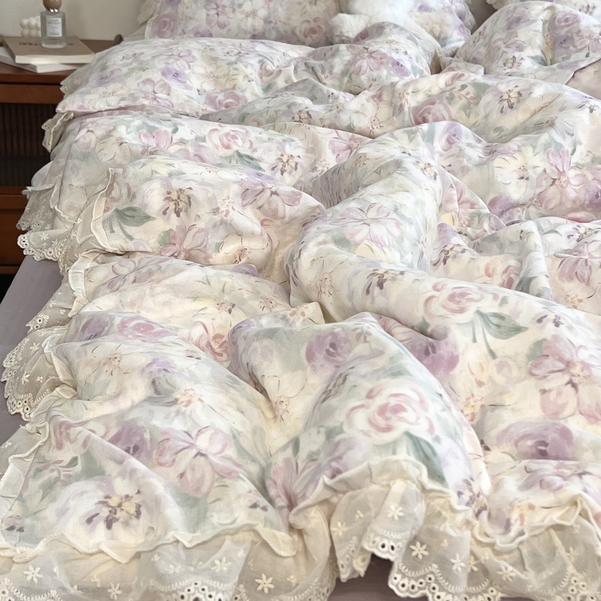 91家纺网 家纺一手货源 找家纺 荣轩家居 2026新款韩式浪漫花边工艺款全棉纯棉双层纱四件套（铺床版） 蔓延-紫