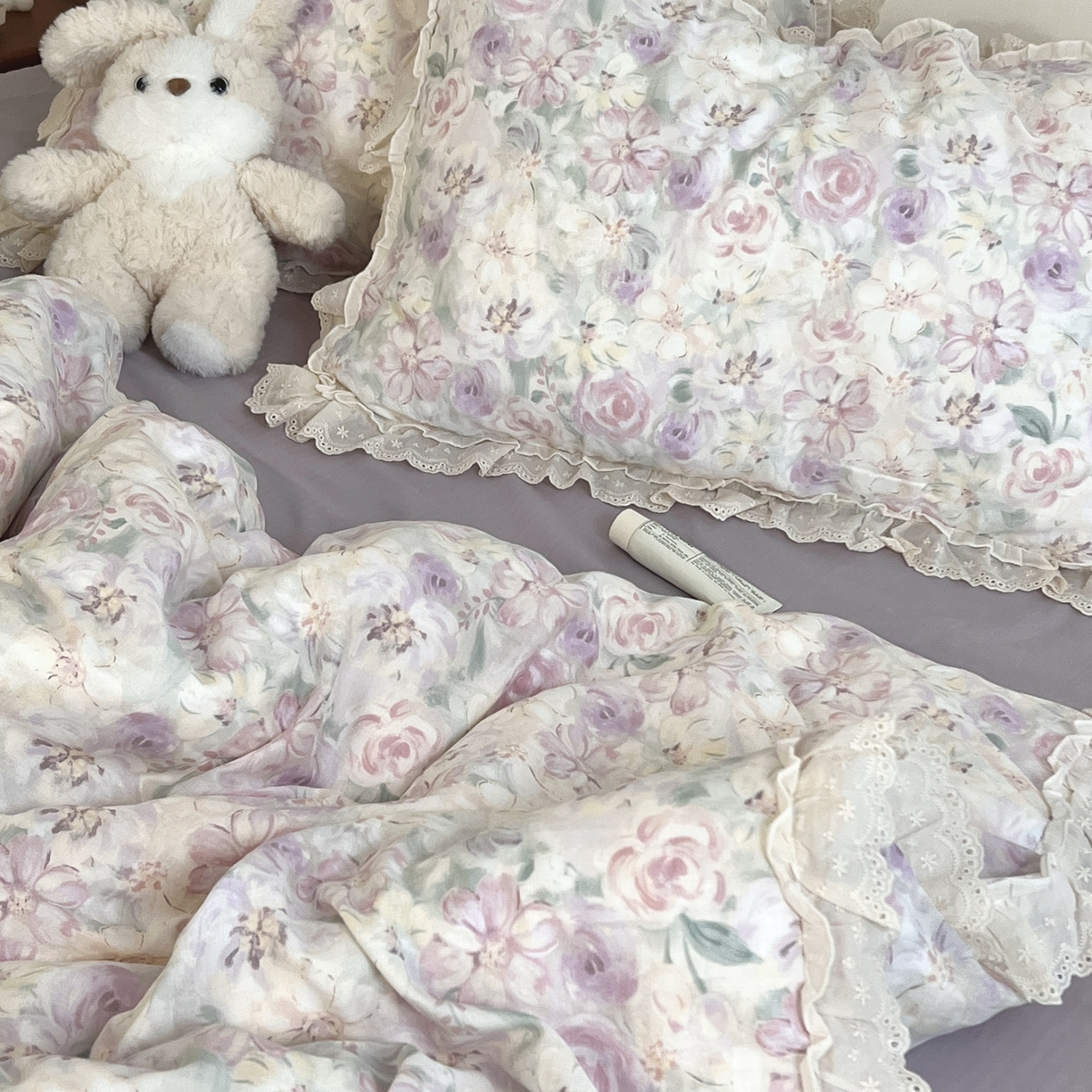 91家纺网 家纺一手货源 找家纺 荣轩家居 2026新款韩式浪漫花边工艺款全棉纯棉双层纱四件套（铺床版） 蔓延-紫