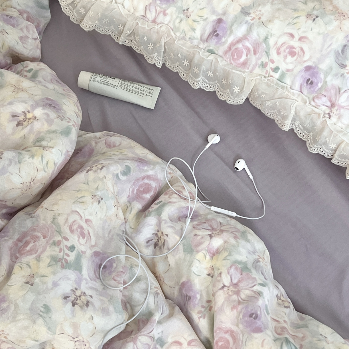 91家纺网 家纺一手货源 找家纺 荣轩家居 2026新款韩式浪漫花边工艺款全棉纯棉双层纱四件套（铺床版） 蔓延-紫