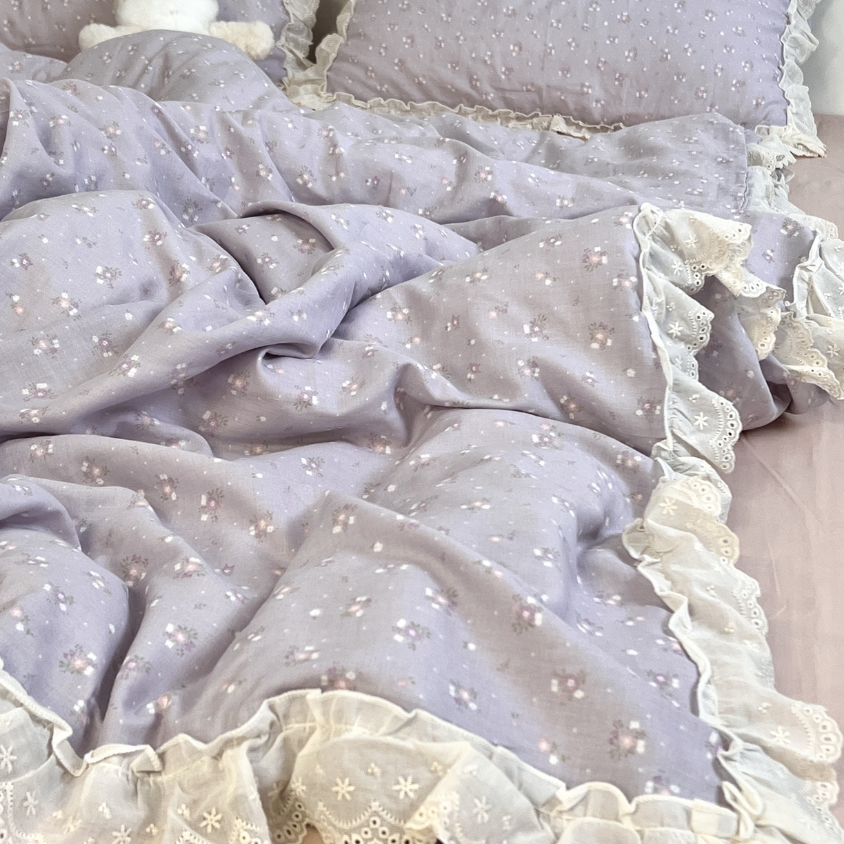 91家纺网 家纺一手货源 找家纺 荣轩家居 2026新款韩式浪漫花边工艺款全棉纯棉双层纱四件套（铺床版） 粉黛