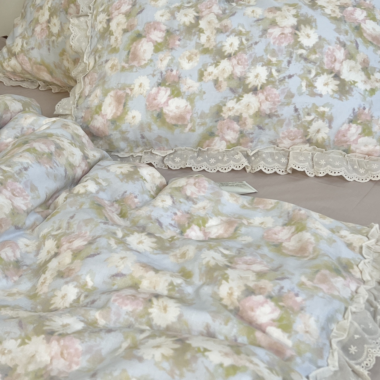 91家纺网 家纺一手货源 找家纺 荣轩家居 2026新款韩式浪漫花边工艺款全棉纯棉双层纱四件套（铺床版） 海棠听风