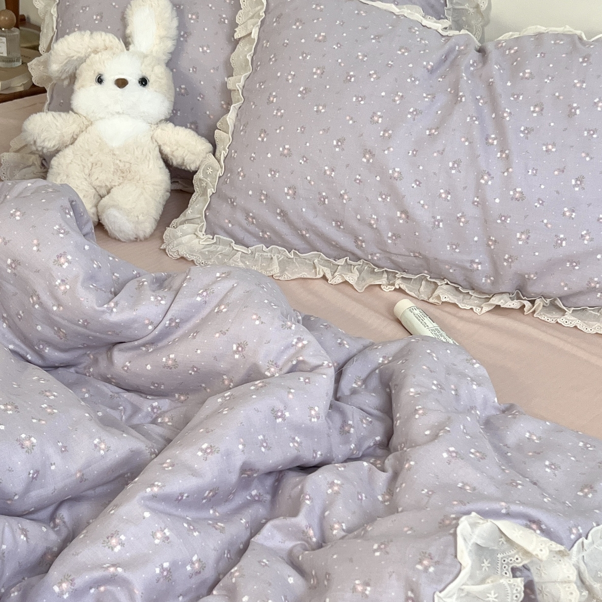 91家纺网 家纺一手货源 找家纺 荣轩家居 2026新款韩式浪漫花边工艺款全棉纯棉双层纱四件套（铺床版） 粉黛