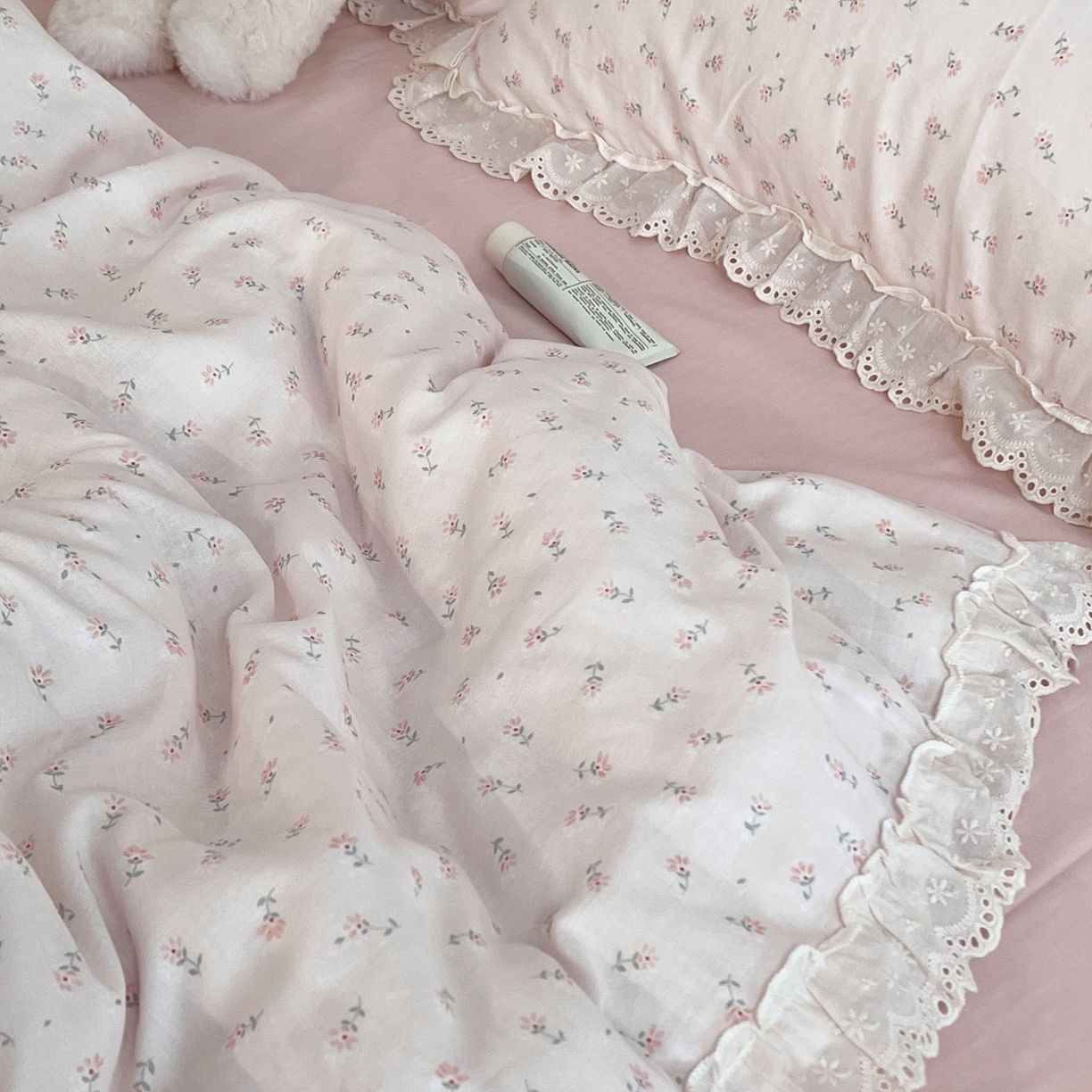 91家纺网 家纺一手货源 找家纺 荣轩家居 2026新款韩式浪漫花边工艺款全棉纯棉双层纱四件套（铺床版） 芳菲粉