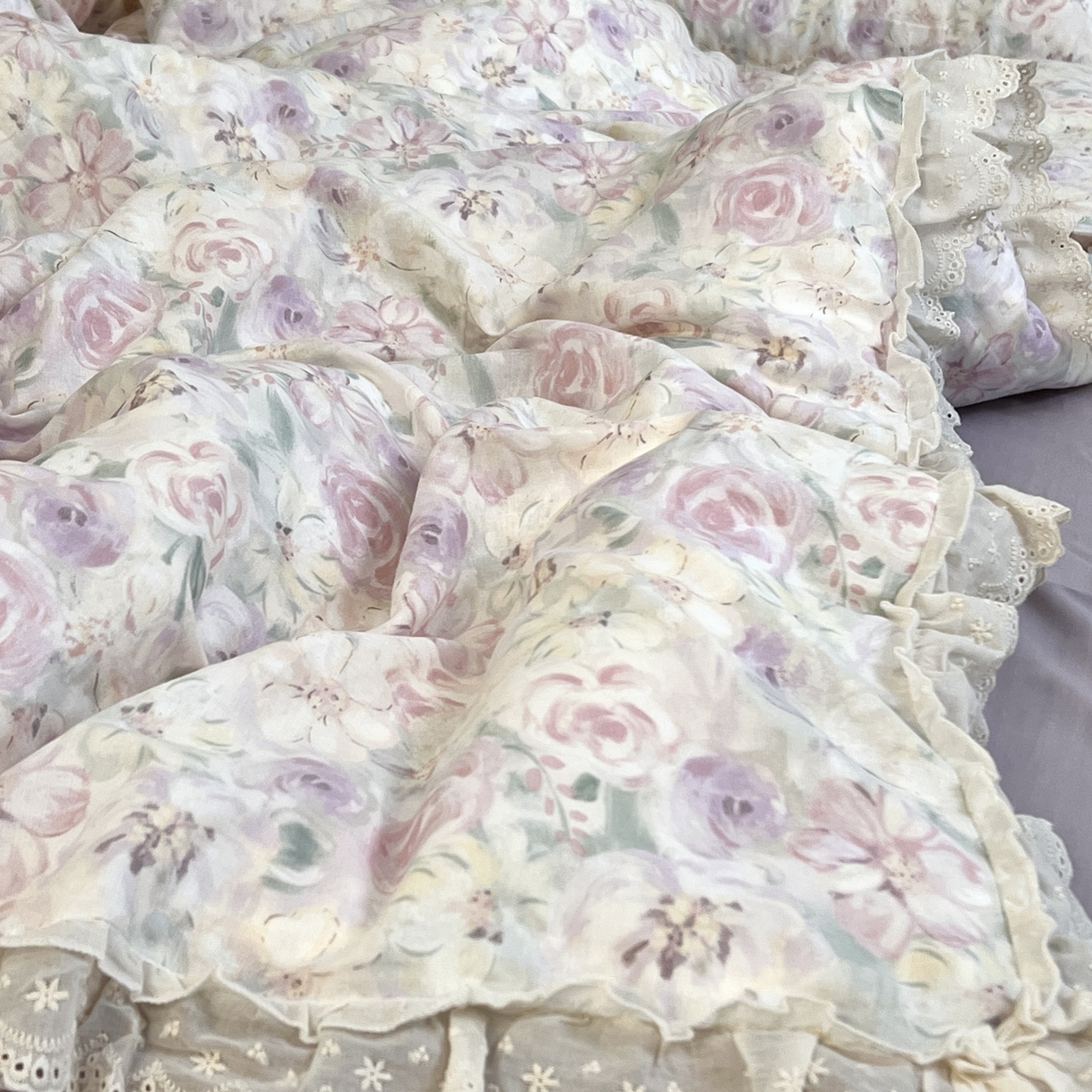 91家纺网 家纺一手货源 找家纺 荣轩家居 2026新款韩式浪漫花边工艺款全棉纯棉双层纱四件套（铺床版） 蔓延-紫