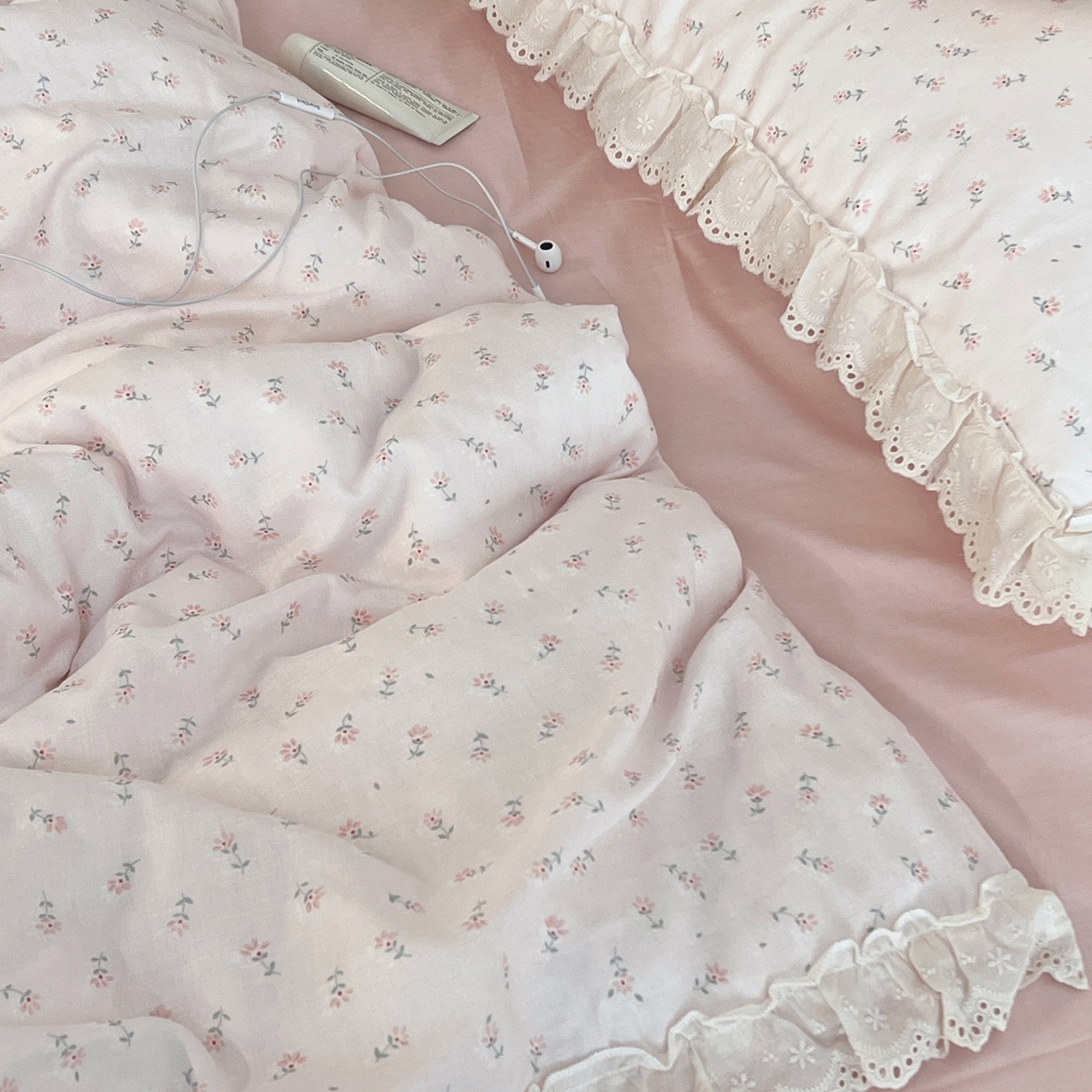 91家纺网 家纺一手货源 找家纺 荣轩家居 2026新款韩式浪漫花边工艺款全棉纯棉双层纱四件套（铺床版） 芳菲粉