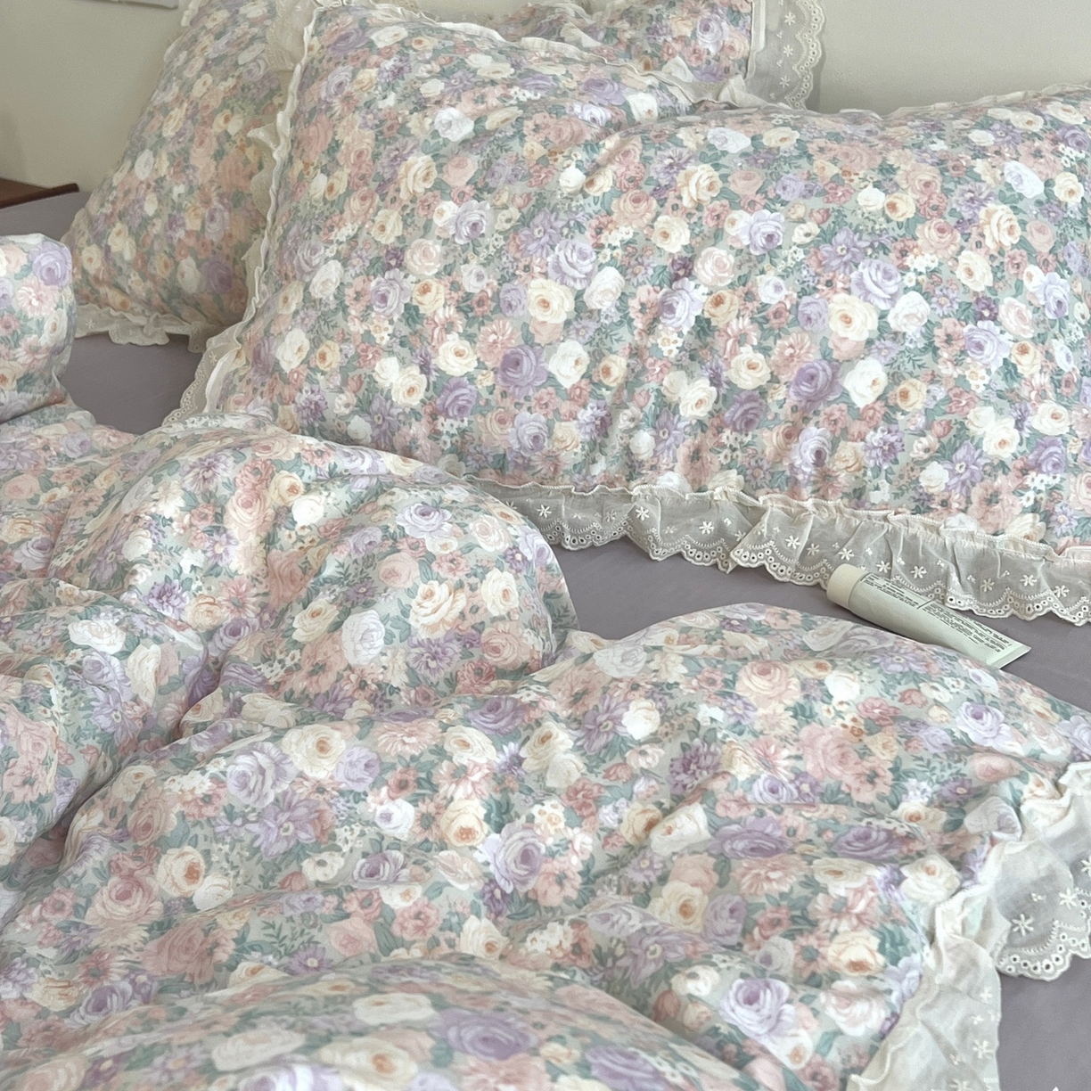 91家纺网 家纺一手货源 找家纺 荣轩家居 2026新款韩式浪漫花边工艺款全棉纯棉双层纱四件套（铺床版） 伴花眠