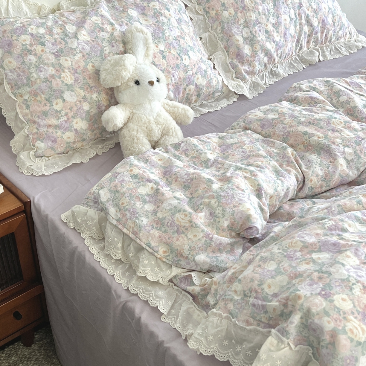 91家纺网 家纺一手货源 找家纺 荣轩家居 2026新款韩式浪漫花边工艺款全棉纯棉双层纱四件套（铺床版） 伴花眠