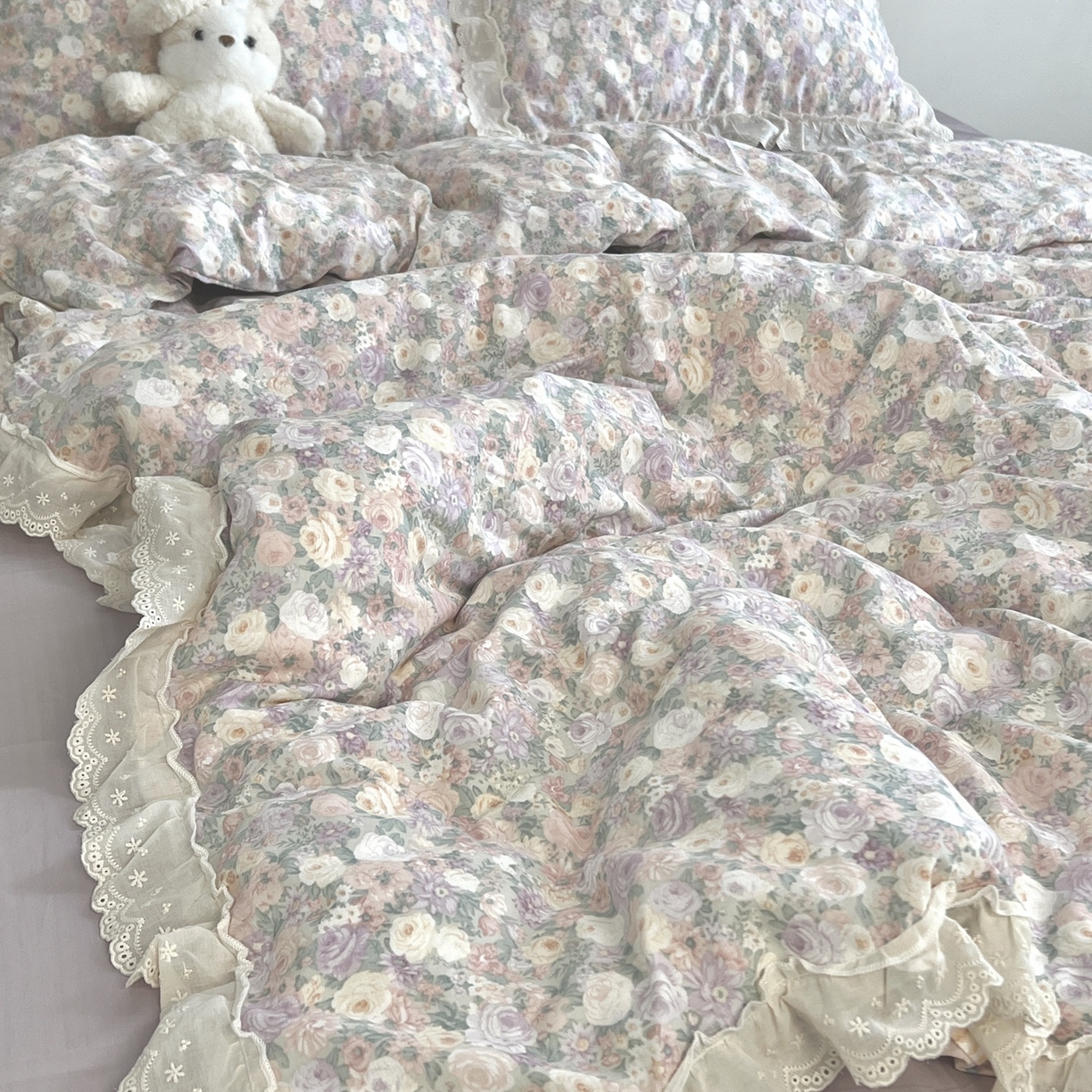 91家纺网 家纺一手货源 找家纺 荣轩家居 2026新款韩式浪漫花边工艺款全棉纯棉双层纱四件套（铺床版） 伴花眠