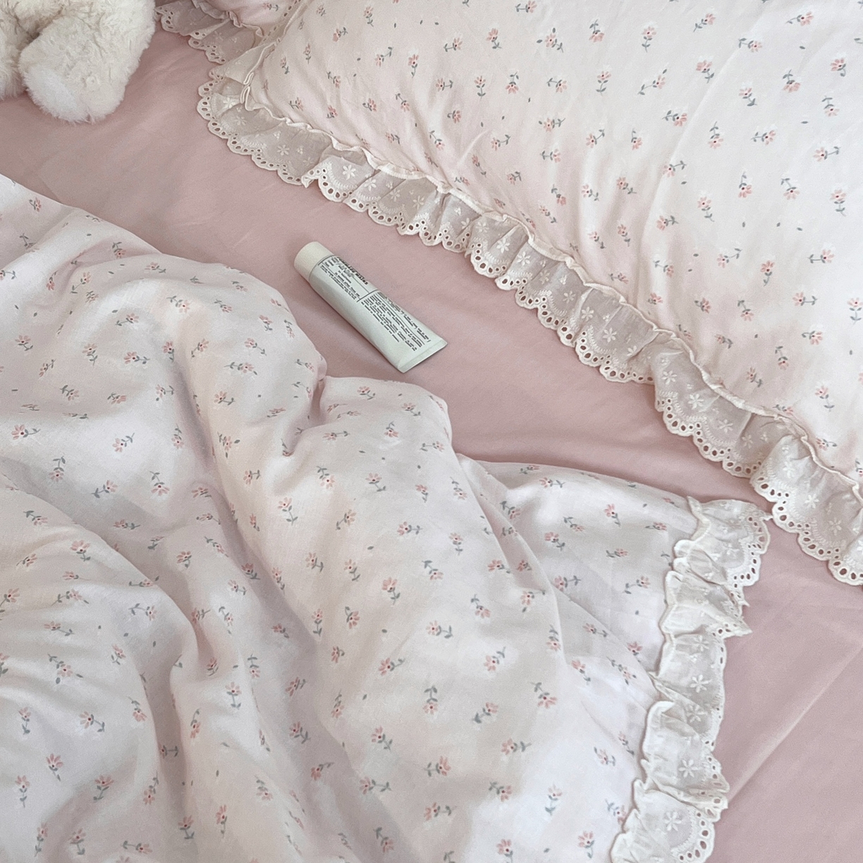 91家纺网 家纺一手货源 找家纺 荣轩家居 2026新款韩式浪漫花边工艺款全棉纯棉双层纱四件套（铺床版） 芳菲粉