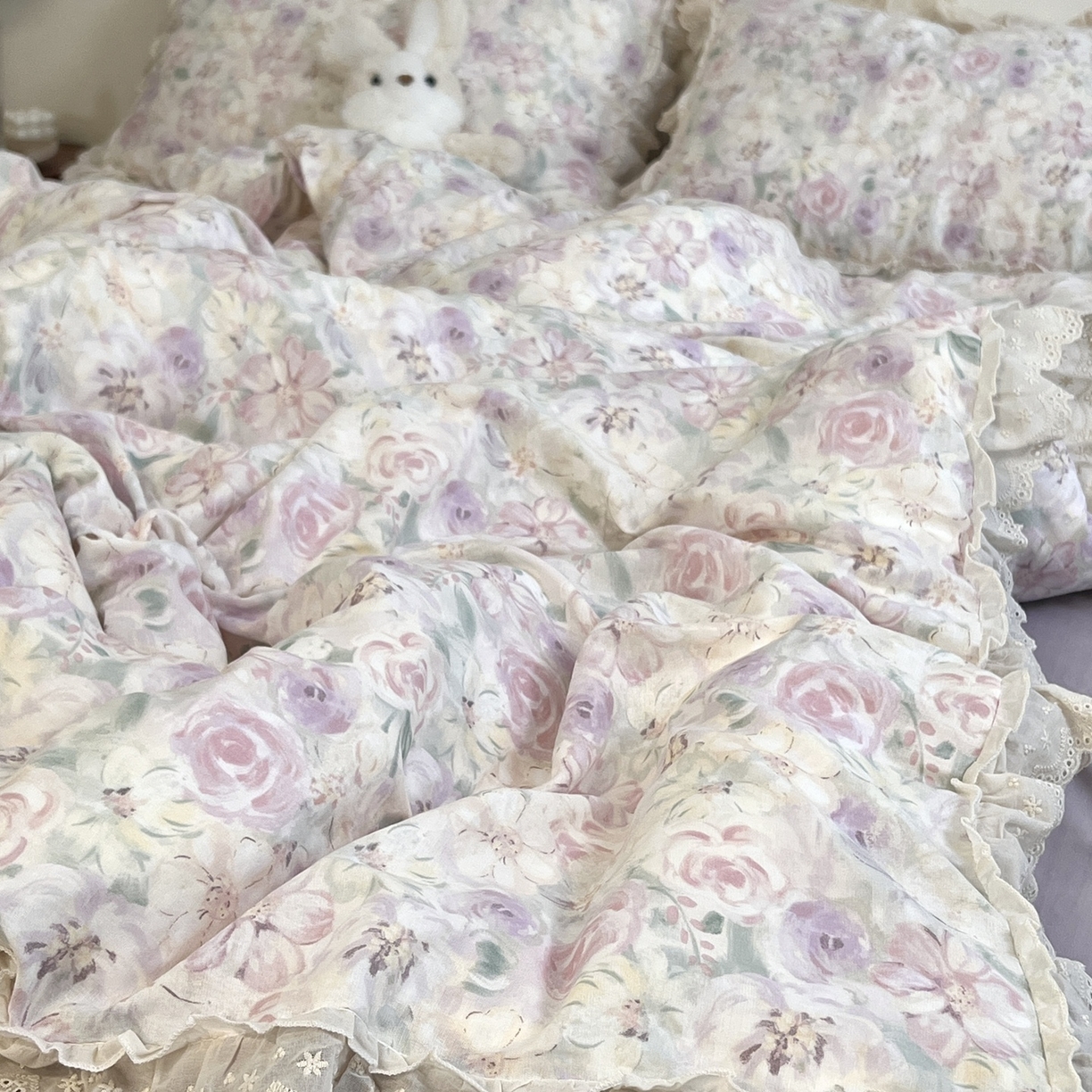 91家纺网 家纺一手货源 找家纺 荣轩家居 2026新款韩式浪漫花边工艺款全棉纯棉双层纱四件套（铺床版） 蔓延-紫