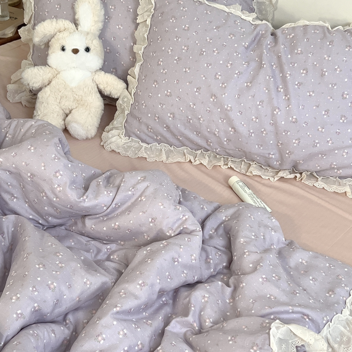 91家纺网 家纺一手货源 找家纺 荣轩家居 2026新款韩式浪漫花边工艺款全棉纯棉双层纱四件套（铺床版） 粉黛