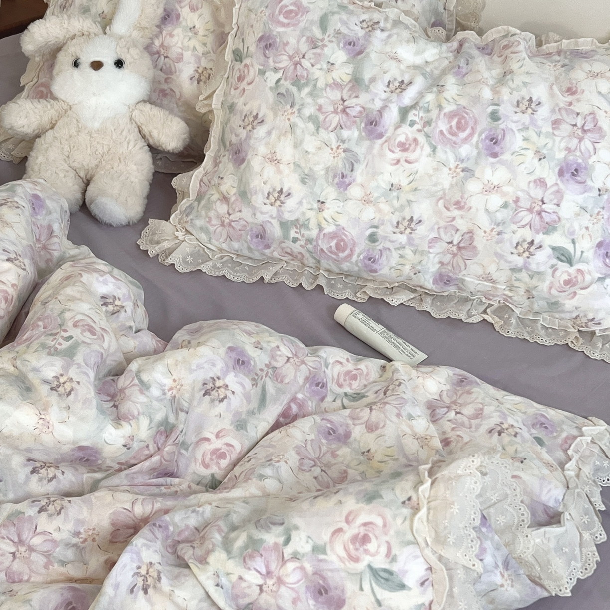 91家纺网 家纺一手货源 找家纺 荣轩家居 2026新款韩式浪漫花边工艺款全棉纯棉双层纱四件套（铺床版） 蔓延-紫